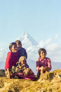 « Au-delà de Katmandou » : un documentaire sur quatre sœurs au Népal tiraillées entre tradition et émancipation