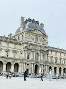 Laurence des Cars, la présidente du Louvre sur la sellette depuis le cambriolage du musée, démissionne