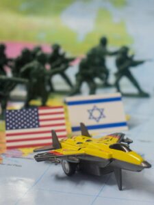 Doté d&rsquo;un nouveau guide suprême, l&rsquo;Iran échange des frappes avec Israël